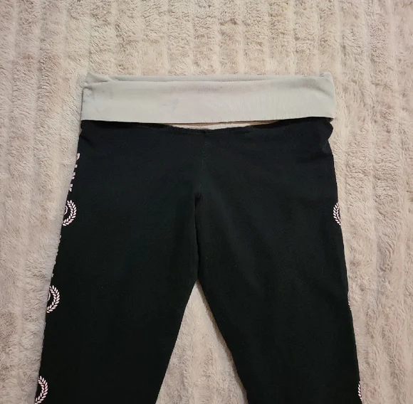 PINK Victoria's Secret YOGA Women's Black and Gray Logo Leggings - Picture 8 of 8